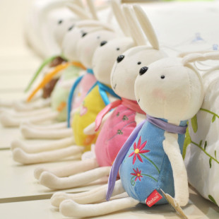 毛绒玩具咪兔公仔兔子米兔带吸盘 活动婚庆礼品娃娃