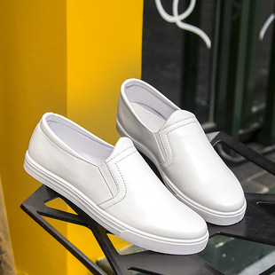 新款小白鞋男士透气低帮韩版潮鞋青少年男生板鞋白色pu休闲鞋男鞋
