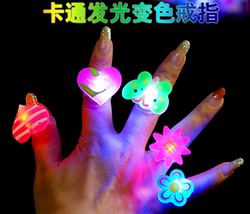 新款发光卡通创意儿童发光变色戒指爱心闪光手指灯戒指玩具