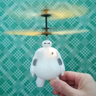2016年新款大白耐摔感应悬浮直升机小黄人飞行器USB充电儿童玩具