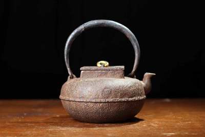 日本铁壶江户时期日本釜师 四方形铁盖双浮雕龙纹《已结缘》